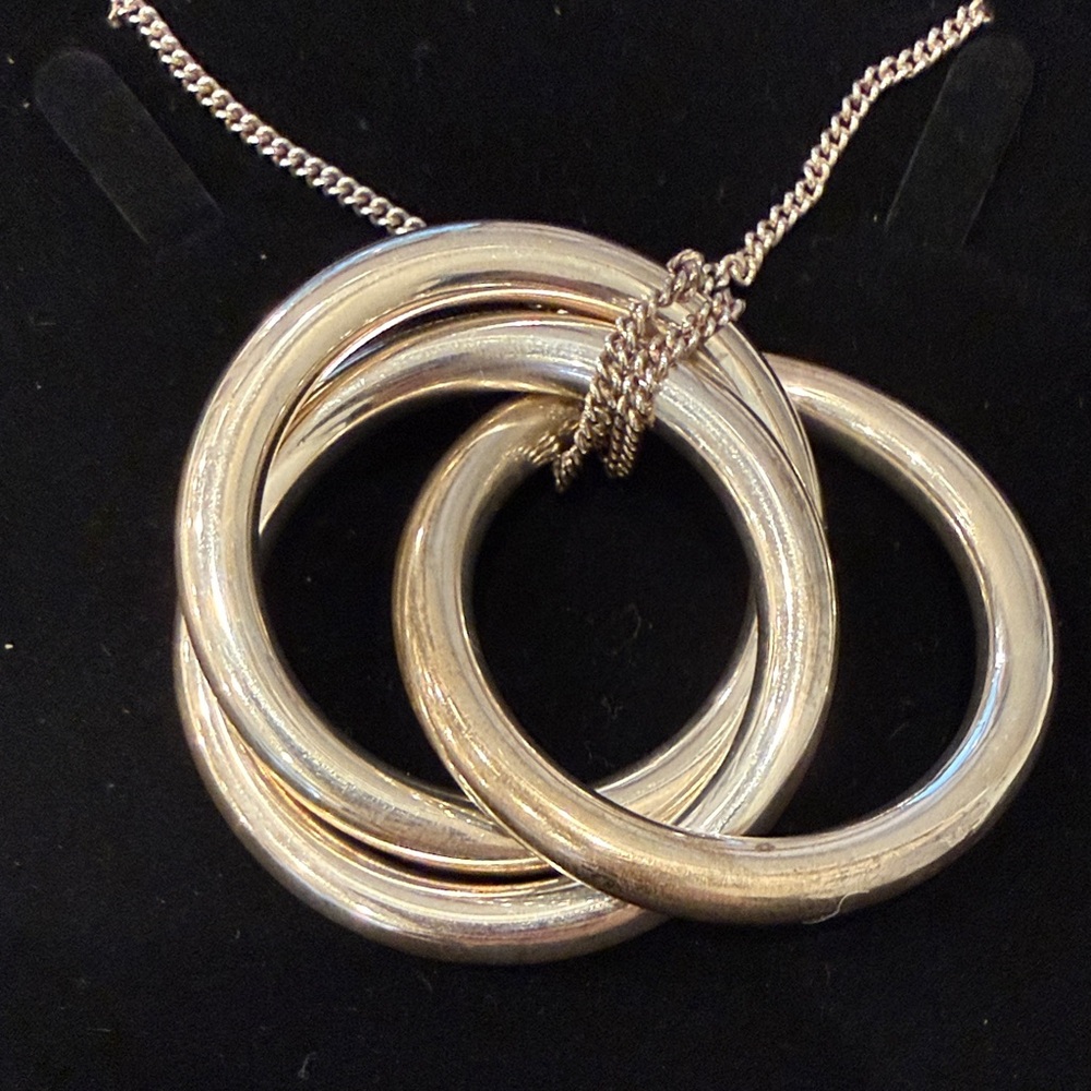 Momma’s Jewels Elegant Silver Interlocking Teething Necklace - Picture 3 of 3